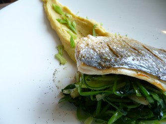 Τσιπούρα με φάβα Σαντορίνης και σταμναγκάθι