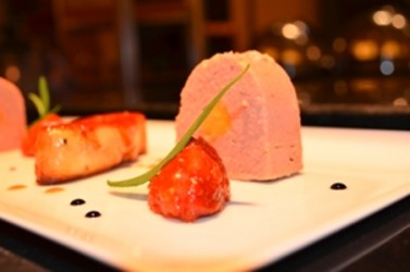 Τερίνα πάπιας με φουά γκρα σωτέ, τσάτνεϊ αχλάδι και σάλτσα πάπιας