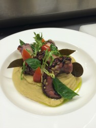 Χταπόδι μαριναρισμένο με σπόρους μυρωδικών, φάβα, τοματίνια και φύλλα σαλατικών