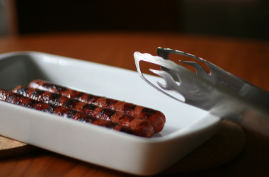 Χωριάτικα λουκάνικα με μέλι και μουστάρδα