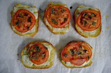 Σκορδόψωμο με κασέρι, ντομάτα και ρίγανη