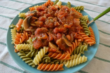 Βίδες tricolore με κόκκινη σάλτσα