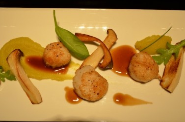 Χτένια σωτέ με μουσελίνα από κίτρινα παντζάρια και μανιτάρια “eryngii”