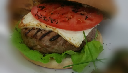 Ελληνικό μπέργκερ από αρνί με τυρί φέτα και πάστα ελιάς