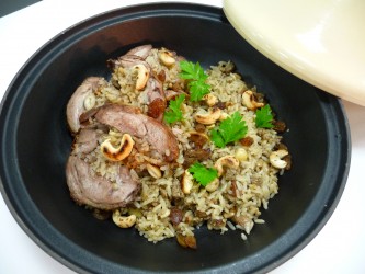 Αρνάκι γεμιστό με ρύζι μυρωδικών και κάσιους