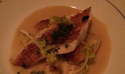 Σκορπίνα με αγκινίρες,ελιές και καπαρόμηλα.