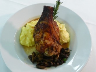 Χοιρινό κότσι με πουρέ φρέσκιας πατάτας και μανιτάρια