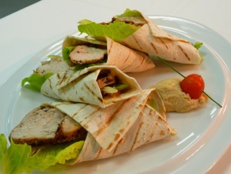 Φιλετάκια κοτόπουλου με σούμακ , αβοκάντο και χούμους