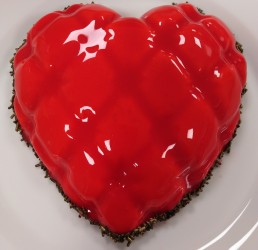 Valentine’s heart με μους λευκής σοκολάτας