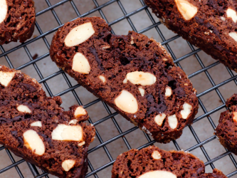 Biscotti σοκολάτας με αμύγδαλο