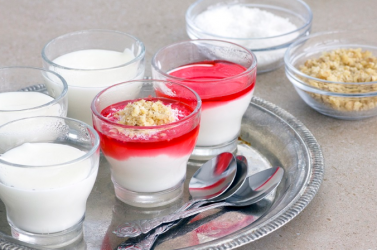 Malabi με σιρόπι τριαντάφυλλο και καρύδια