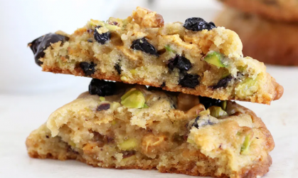 Μπισκότα καραμελωμένης λευκής σοκολάτας με φυστίκι και μύρτιλα