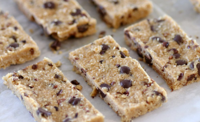 Μπάρες ενέργειας με φυστικοβούτυρο, καρύδα και σοκολάτα