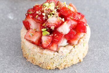 Dacquoise με κρέμα από φιστίκι Αιγίνης και φράουλες