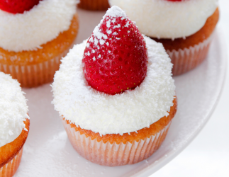 Cupcake φράουλα με frosting λευκής σοκολάτας