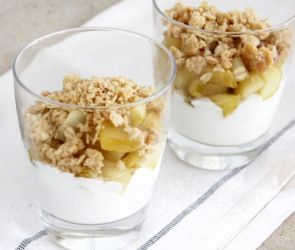 Ελαφριά κρέμα απο γιαούρτι και μέλι με καραμελωμένα μήλα και αμύγδαλο