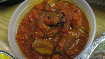 Τηγανητές πιπεριές και μελιτζάνες με σάλτσα