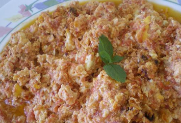 Καγιανάς με αυγά και λουκάνικα