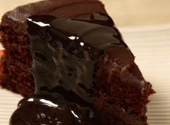 Υγρή σοκολατόπιτα 
με σιρόπι και ganache